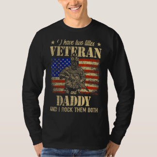 私は退役軍人とパパのアメリカ国旗父のDaを持つ Tシャツ