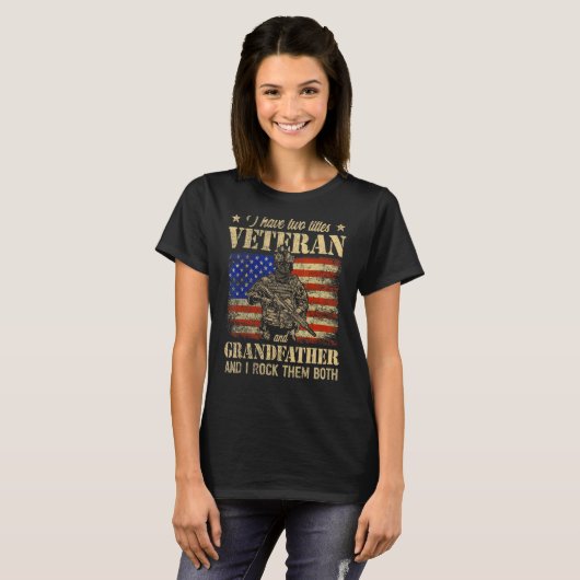 私は退役軍人と祖父アメリカ国旗を持っている Tシャツ (正面フル)