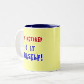 私は退職したです-それをあなた自身して下さい! Tシャツおよびギフト ツートーンマグカップ (正面左)