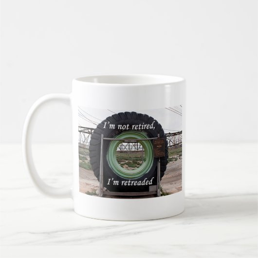 私は退職した、私再生されますではないです: 採鉱トラックのタイヤ コーヒーマグカップ (左)
