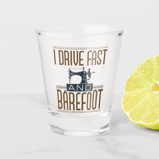 私は速く裸足のヴィンテージ裁縫機 ショットグラス (正面)