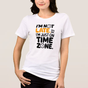 私は遅くはない、私は自分のタイムゾーンで – おもしろい トライブレンドTシャツ