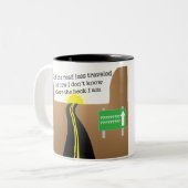 私は道を歩いて行くマグを減らした ツートーンマグカップ (正面左)