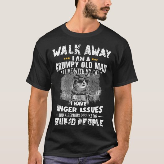 私は遠くに猫と暮らしている不機嫌な老人です Tシャツ (正面)