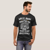 私は遠くに猫と暮らしている不機嫌な老人です Tシャツ (正面フル)
