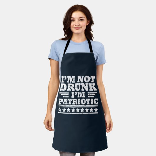 私は酔っていません。私は愛国的な 7月4日のおもしろTシャツ エプロン (着用した状態)