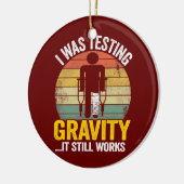 私は重力をテストしていたが、まだ怪我の子供に働く セラミックオーナメント (左)