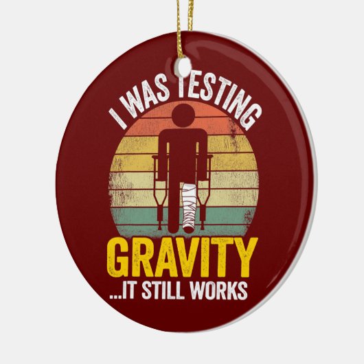 私は重力をテストしていたが、まだ怪我の子供に働く セラミックオーナメント (左)