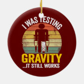 私は重力をテストしていたが、まだ怪我の子供に働く セラミックオーナメント (裏面)