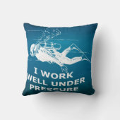 私は重圧の下でよく働きます(スキューバダイビング) クッション (裏面)