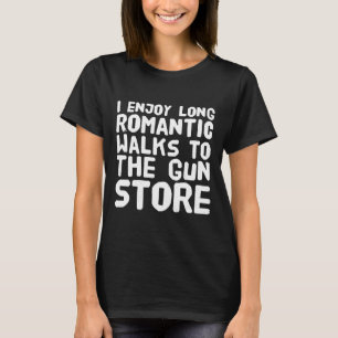 私は銃砲取扱店に長くロマンチックな歩行を楽しみます Tシャツ