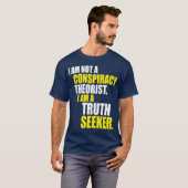私は陰謀理論家じゃない。私は真理を求める人だ Tシャツ (正面フル)