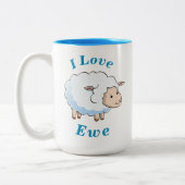 "私は雌ヒツジ"のかわいく小さい子ヒツジの青及び白愛します ツートーンマグカップ (左)