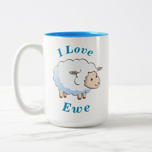 "私は雌ヒツジ"のかわいく小さい子ヒツジの青及び白愛します ツートーンマグカップ (左)
