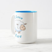 "私は雌ヒツジ"のかわいく小さい子ヒツジの青及び白愛します ツートーンマグカップ (正面左)