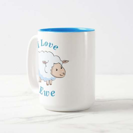 "私は雌ヒツジ"のかわいく小さい子ヒツジの青及び白愛します ツートーンマグカップ (正面左)