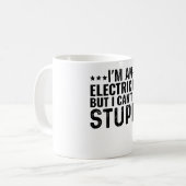 私は電気技師だが馬鹿を直すことはできない コーヒーマグカップ (正面左)
