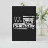 私は非民主的なアメリカ国旗の贈り物として識別する サンキューカード (スタンド正面)