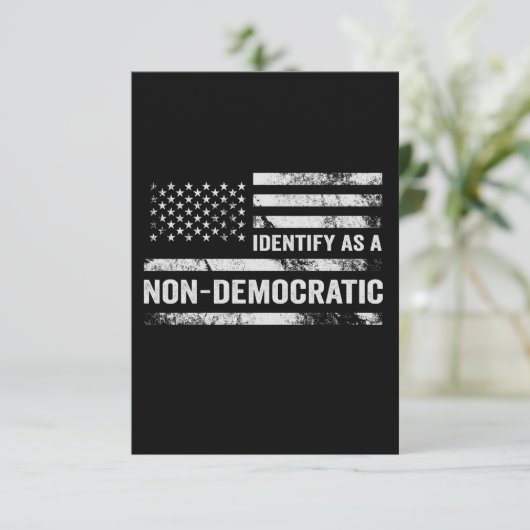 私は非民主的なアメリカ国旗の贈り物として識別する サンキューカード (スタンド正面)