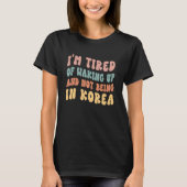 私は韓国にいなくて起きるのにうんざりしている Tシャツ (正面)