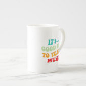 私は音楽を楽しむのに良教えい日だ ボーンチャイナマグカップ (正面右)