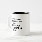 私は食べ物を与え決してフリーローダー離れではない ツートーンマグカップ (正面左)