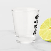 私は飲み物の引用文がおもしろい必要 ショットグラス (左)