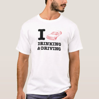 私は飲むことを及び運転することを愛します Tシャツ