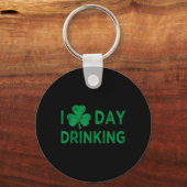 私は飲む日が大好きSt patricks dayおもしろい男達 キーホルダー (正面)