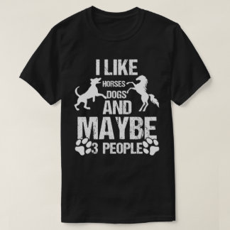私は馬の犬と多分3人の馬のライダーが好き Tシャツ