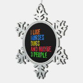 私は馬犬と多分3人が好きだ スノーフレークピューターオーナメント (右)