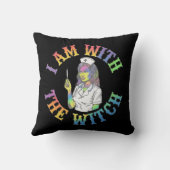 私は魔女と一緒にいる – & 不気味神秘的なハロウィーン クッション (裏面)