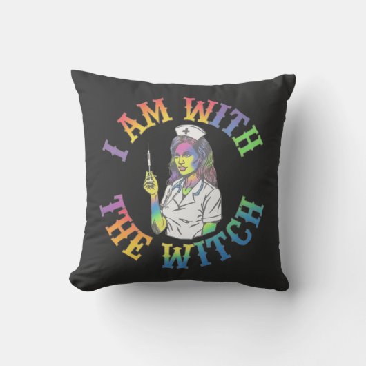私は魔女と一緒にいる – & 不気味神秘的なハロウィーン クッション (正面)