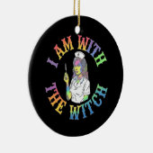 私は魔女と一緒にいる – & 不気味神秘的なハロウィーン セラミックオーナメント (右)