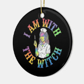 私は魔女と一緒にいる – & 不気味神秘的なハロウィーン セラミックオーナメント (左)