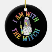 私は魔女と一緒にいる – & 不気味神秘的なハロウィーン セラミックオーナメント (裏面)