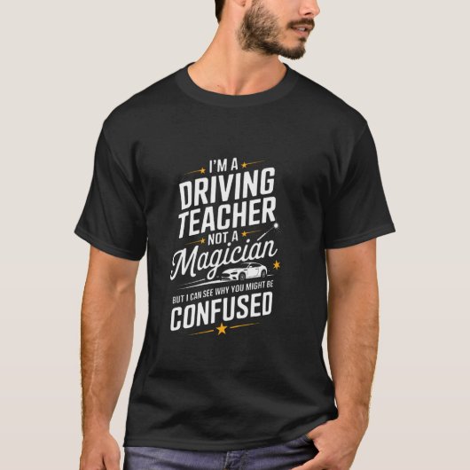 私は魔法使いではなく運転教官です 1 Tシャツ (正面)