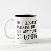 私は魔術師ではなくクリーナーだが、なぜあなたを見ることができる ツートーンマグカップ (左)