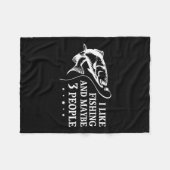 私は魚釣りと多分3人の人々のおもしろい魚釣りロが好き フリースブランケット (正面(横))