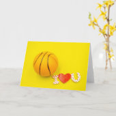 私は黄色い背景であなたを愛しているバスケットボール。 カード (黄色い花)