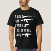私は1人の女性いくつかの銃を愛し、銃の所有者、2番目 Tシャツ (正面)