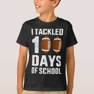 私は100の日学校100日目のサッカーのスタッドに取り組んだ Tシャツ