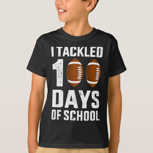 私は100の日学校100日目のサッカーのスタッドに取り組んだ Tシャツ (正面)