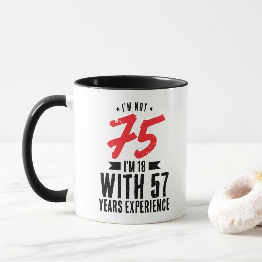 私は18歳で57年の経験を持つ75誕生日 クール マグカップ (ドーナツ)