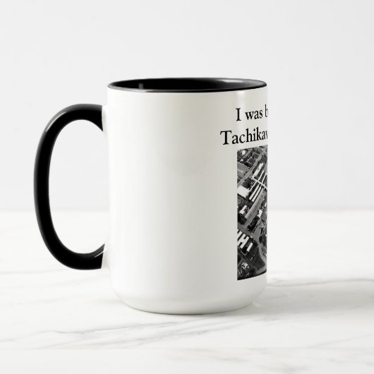 私は1970生まれ年に立川エアベースジャパンで過ごした マグカップ (左)