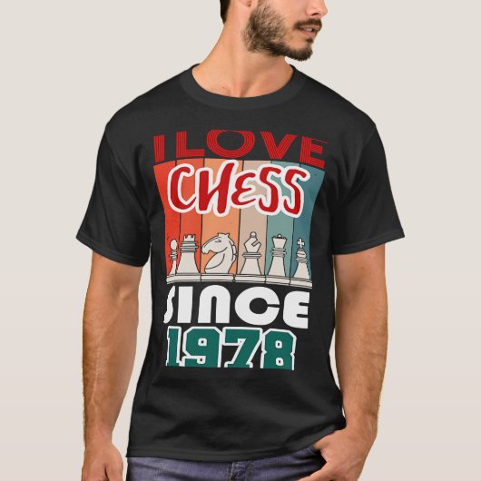私は1978年からチェスが大好きだ Tシャツ (正面)
