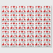 私は2つのかわいい赤いハートの名前をカスタムするの2歳児です ラッピングペーパー (フラット)