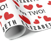 私は2つのかわいい赤いハートの名前をカスタムするの2歳児です ラッピングペーパー (ロールコーナー)