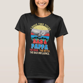 私は2つのタイトルのパパとパパの男の神話の悪い私を持っている Tシャツ