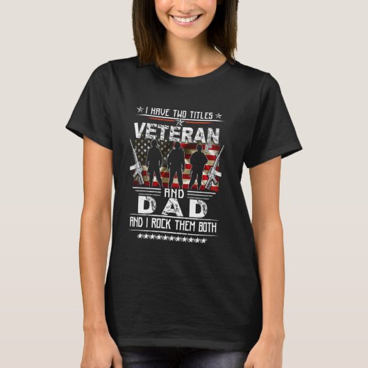 私は2つのタイトルを持っている退役軍人と誇りを持ったパパ米国ミリタール Tシャツ (正面)